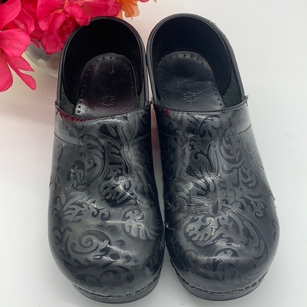 Dansko Scroll Pattern Black clog - Sz 41 DAN0203C